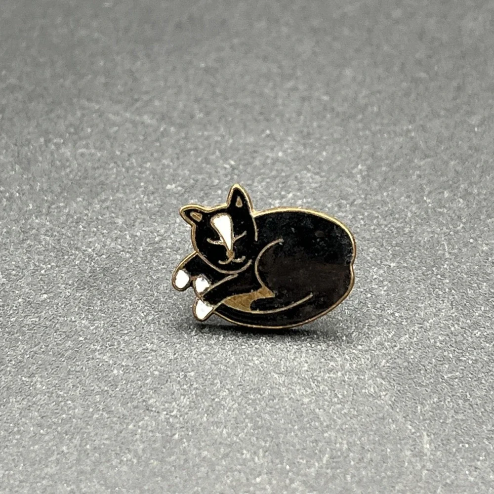 Vintage Black & White Kitty Cat Curled Up Sleeping Lapel Hat Pin‎